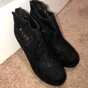 Black ankle heel with lace